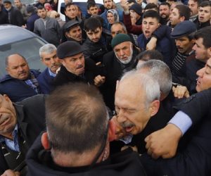 بلطجة حزب أردوغان.. قصة الاعتداء بالضرب على زعيم المعارضة التركية في سرداق عزاء