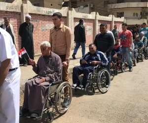 العجز لم يمنعهم.. الكراسي المتحركة وسيلة كبار السن للمشاركة في التعديلات الدستورية