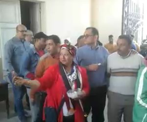 مواطنة ترتدي «علم مصر» وتوزع الحلوى أمام لجان الاستفتاء بالدقي (فيديو)