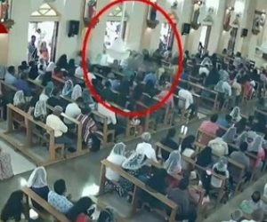 لحظة دخول انتحاري سريلانكا إلى الكنيسة (فيديو)