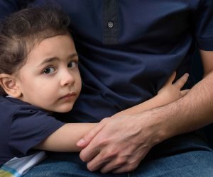 عادة ما يلجأ القضاة لرفضها..هل هناك أدلة شرعية لدعوى استضافة الصغير؟
