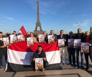 من أمام برج إيفيل.. شباب مصر بفرنسا يحتفلون بذكرى تحرير سيناء (صور)