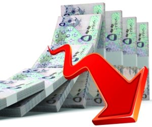 نقص السيولة يضع الدوحة في مأزق.. لماذا خفضت قطر الإقراض الحكومي؟