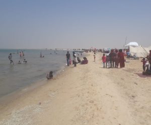 إقبال ملحوظ على شواطئ شمال سيناء احتفالا بشم النسيم (صور)