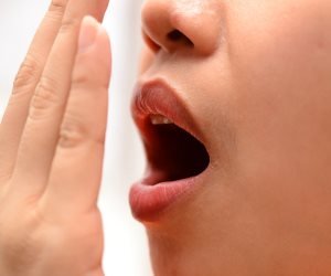 أبرزها رائحة الفم الكريهة.. تعرف على أعراض تكشف إصابتك بالجفاف