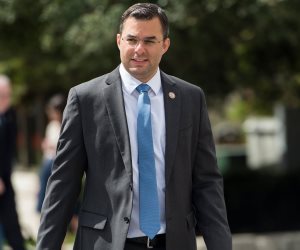 «جاستين عماش».. قصة نائب أمريكي من أصول عربية يطالب بعزل ترامب 