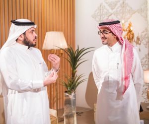 إشادات واسعة بمدير مكتب الأمير محمد بن سلمان.. سعوديون: من وجوه بناة المستقبل