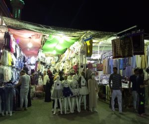 «قرب واتفرج هدوم العيد ببلاش».. أسواق شمال سيناء تستعد للعيد (صور)