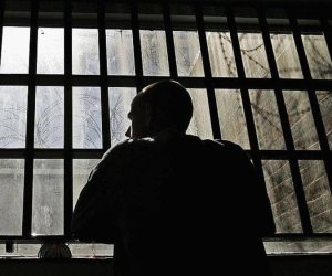 تقرير رسمي يرصد فظائع السجون البريطانية.. عصابات الإخوان تنشط تحت غطاء الدين
