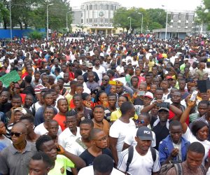 متهم ببناء «عشرات المنازل الفاخرة».. تفاصيل تظاهر الآلاف في ليبيريا ضد جورج ويا 
