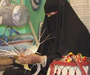 عرضتها في متخف الحيفة.. سيدة سعودية تحتفظ ب1500 قطعة تراثية من المشغولات اليدوية