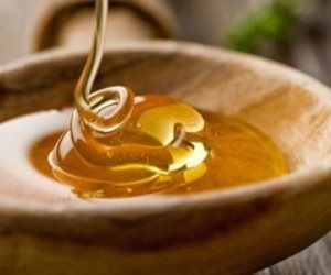 لنضارتها وتفتيحها.. 6 فوائد للعسل الأبيض على بشرتك 