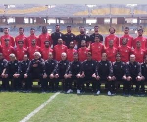 لاعبو المنتخب يلتقطون صورا تذكارية لبطولة الأمم الأفريقية
