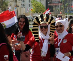 والله واتجمعنا تاني يا مصر.. المصريين يعزفون سيمفونية في حب بلدهم أمام ستاد القاهرة (صور)