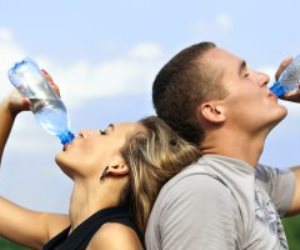 احذر.. شرب الماء خطر يهدد حياتك في الطقس الحار