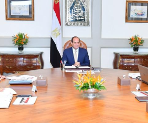 استعرض مستهدفات الموازنة الجديدة.. السيسي يجتمع برئيس الوزراء ووزير المالية 