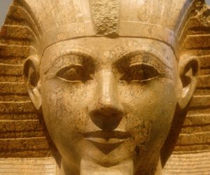 الحب في بلاط «مصر القديمة».. دلائل جديدة لوجود علاقة بين «حتشبسوت» والمهندس «سينيموت»