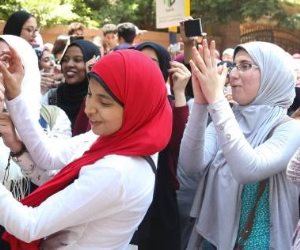على أنغام المهرجانات والمزمار.. طلاب الثانوية العامة في «حنة شيماء» (فيديو وصور)