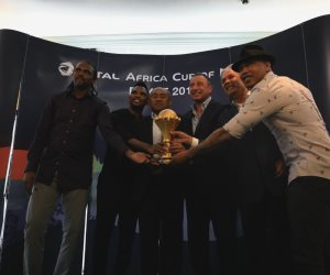 أساطير الكرة المصرية والأفريقية يلتقطون صورا تذكارية مع كأس أمم أفريقيا (صور)