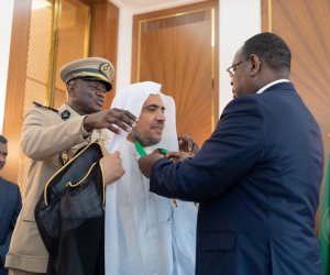تقديراً لجهوده العالمية.. الرئيس السنغالي يقلد أمين عام رابطة العالم الإسلامى وسام الدولة الأكبر (صور) 