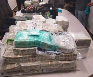 سر العثور على كنز من الدولارت في قلب البحر 