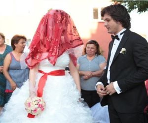 "زيجات تحبس الأنفاس".. أغرب أماكن طلب فيها العشاق الزواج من حبيباتهم