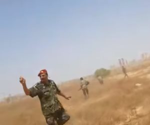 اللقطات الأولى للحظة استهداف مشيعي جنازة لواء سابق بالجيش الليبي (فيديو)