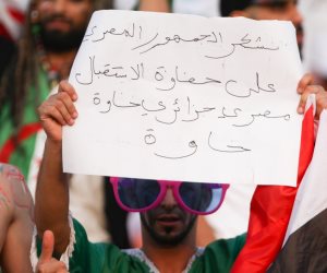 "أخوة للأبد" صورة بألف كلمة.. رسالة حب من الجزائريين لشعب مصر
