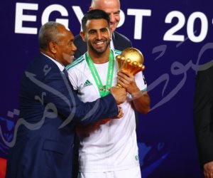رياض محرز يرفع كأس القارة السمراء.. ويشعل المنافسة على جائزة الأفضل في أفريقيا