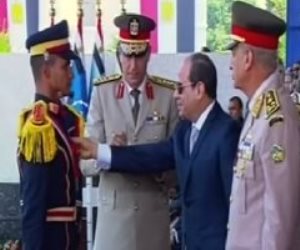 الرئيس السيسى يمنح أوائل الخريجين بالكليات العسكرية نوط الواجب العسكرى