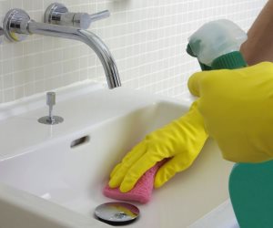 طرق سهلة للتخلص من الروائح الكريهة للحمام