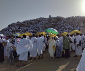 تدفق ضيوف الرحمن من حجيج الجمعيات الأهلية إلى صعيد جبل عرفات