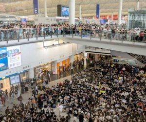 مطار هونج كونج: يعيد جدولة الرحلات الجوية اليوم بعد توقفها 