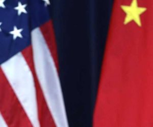 الحرب التجارية تتصاعد بين الصين وأمريكا.. رسوم واشنطن تضغط نشاط بكين الصناعي 