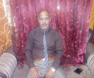 رواد فيس بوك يطالبون بتكريمه.. مدير مدرسة بأسيوط «ينظف الحمامات» استعدادا للعام الدراسي (صور) 