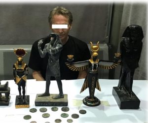 ضبط راكب أجنبي بحوزتة 6 تماثيل فرعونية و13 عمله معدنية بمطار الأقصر
