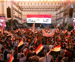 عبد الباسط حمودة يلهب حماس الجمهور أمام المنصة: الشعب المصري ينحاز لوطنه