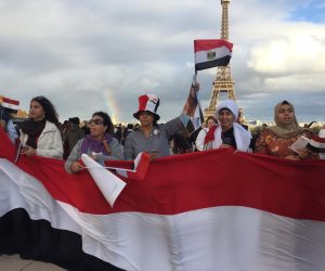 شاهد| المصريون في فرنسا يؤيدون الرئيس وهتافات: «الخنزيرة فين .. المصريين أهم»
