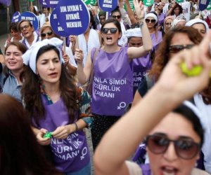 مظاهرات نسائية في تركيا تحرج أردوغان.. تنديد بالاعتداءات الجنسية والعنف الأسري