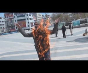 بعدما ضاقت به السبل.. بوعزيزي تركيا يشعل النيران في نفسه ويزيد الأوضاع سوءا