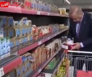«صورني وأنا مش واخد باللي».. أردوغان يمثل التسوق دون حراسه والمصور يفضحه (فيديو)