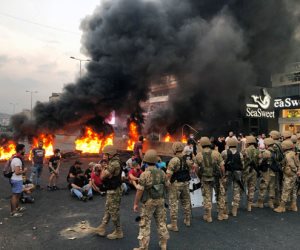 لبنان على صفيح ساخن.. أسباب التظاهرات وآليات الخروج من الأزمة