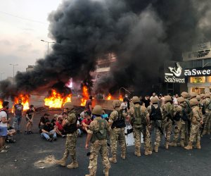 طرابلس اللبنانية بلا مصارف.. محتجون يحرقون البنوك مع استمرار انهيار الليرة
