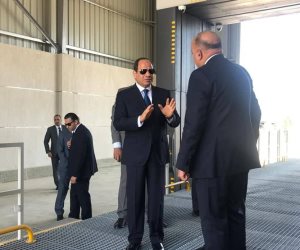 الرئيس السيسي يتفقد نقاط التفتيش وفحص السيارات بالتمركز الأمني في شرم الشيخ