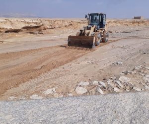 تواصل إصلاح الطرق المتضررة بسبب السيول بوسط سيناء (صور)