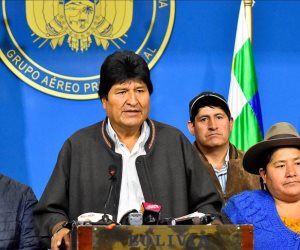 بعد ضغوط من الجيش والشرطة.. رئيس بوليفيا يستقيل من منصبه (القصة الكاملة)