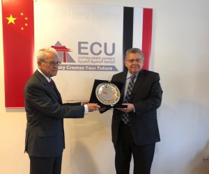 تكريم السفير نعمان جلال في الجامعة المصرية الصينية