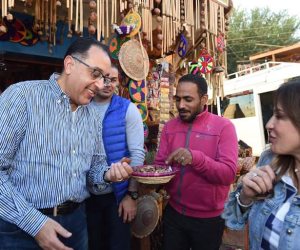 على هامش مشاركته فى منتدى السلام.. رئيس الوزراء يتجول بشوارع قرية غرب سهيل  
