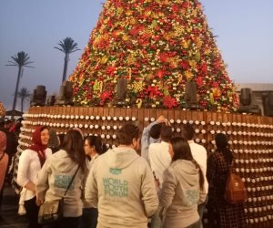 شباب العالم يدونون أحلام وطموحات العام الجديد على مصابيح "شجرة رأس السنة" (صور)