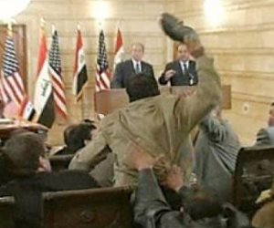 حكاية حذاء في وجه جورج بوش.. هذه قبلة الوداع من الشعب العراقي